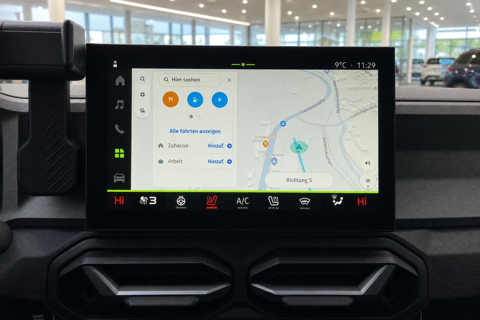 Infotainment-System mit Navigationskarte und Klimasteuerung im Auto-Cockpit