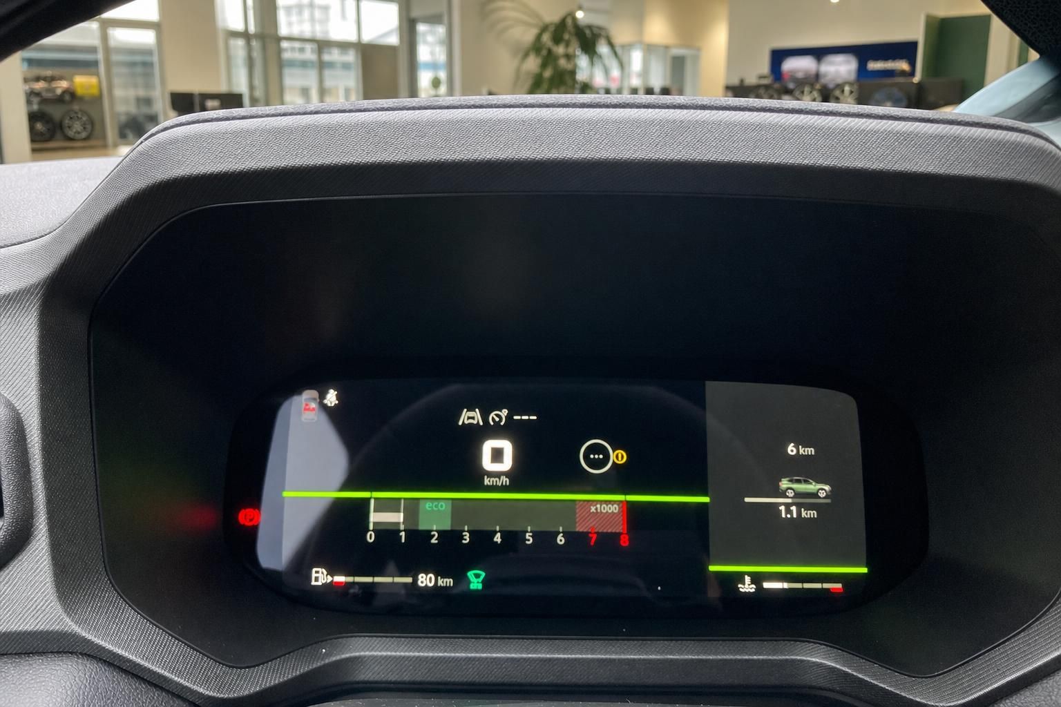 Digitales Kombiinstrument mit Eco-Anzeige und Navigationssystem im Fahrzeug-Innenraum