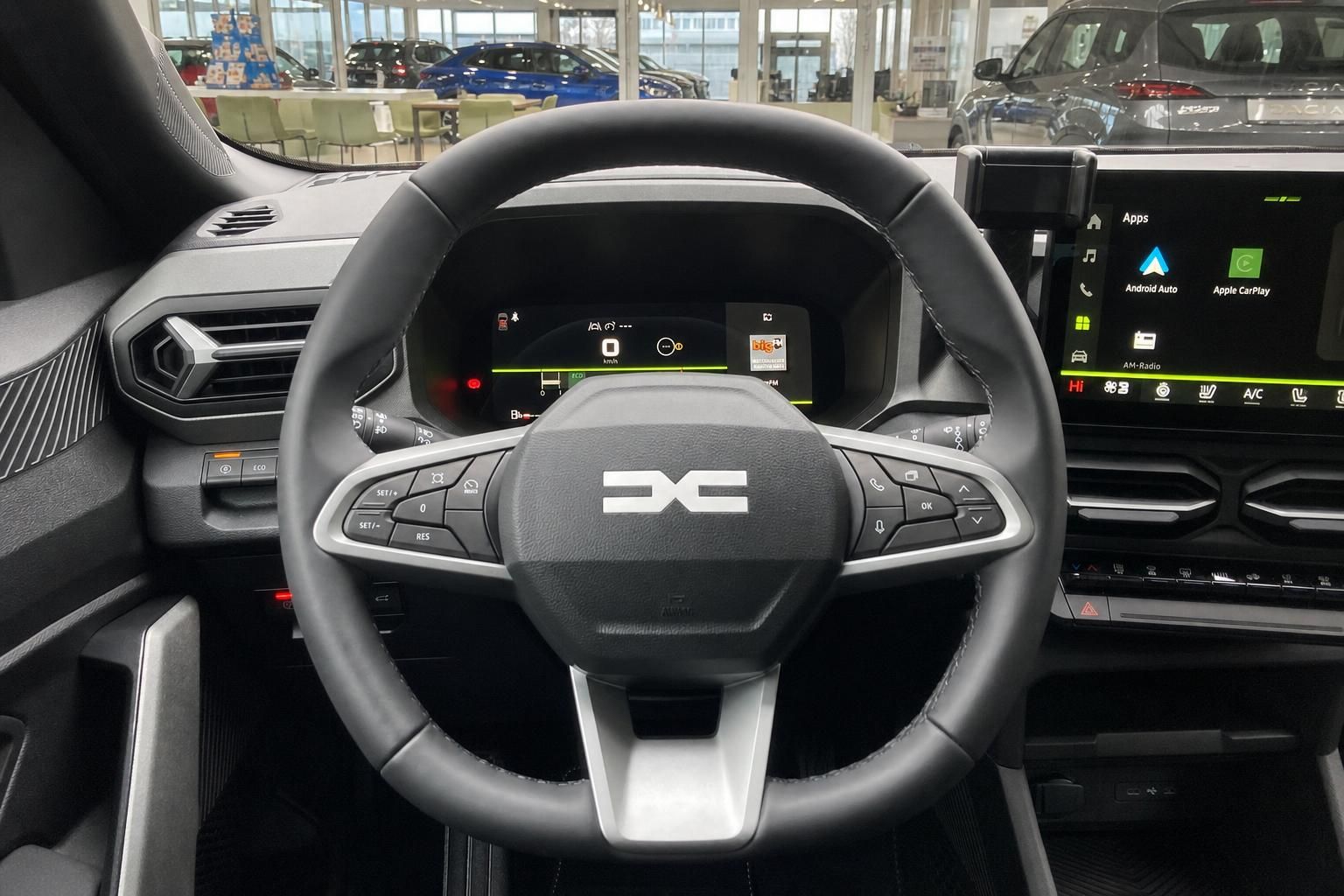Lenkrad mit Multifunktionstasten und digitales Display im Fahrzeug-Innenraum