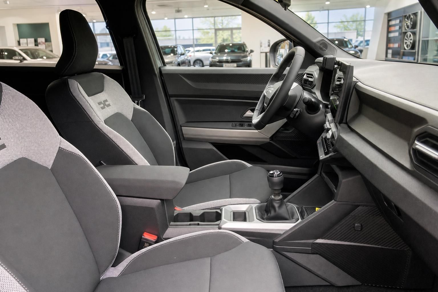 Fahrzeug-Innenraum mit Sportsitzen, Schaltgetriebe und Mittelkonsole im Showroom