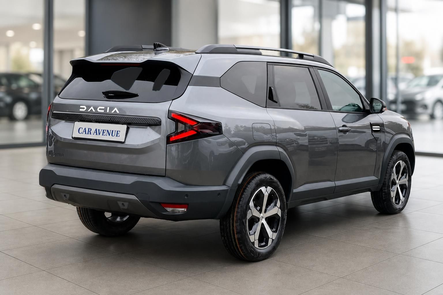 Dacia Bigster SUV grau Heckansicht mit LED-Rückleuchten im Autohaus