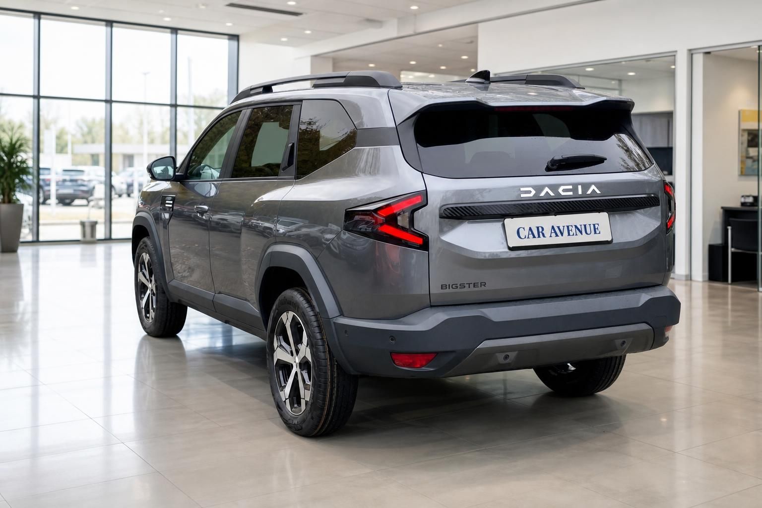 Dacia Bigster grauer SUV Heckansicht schräg im Autohaus-Showroom
