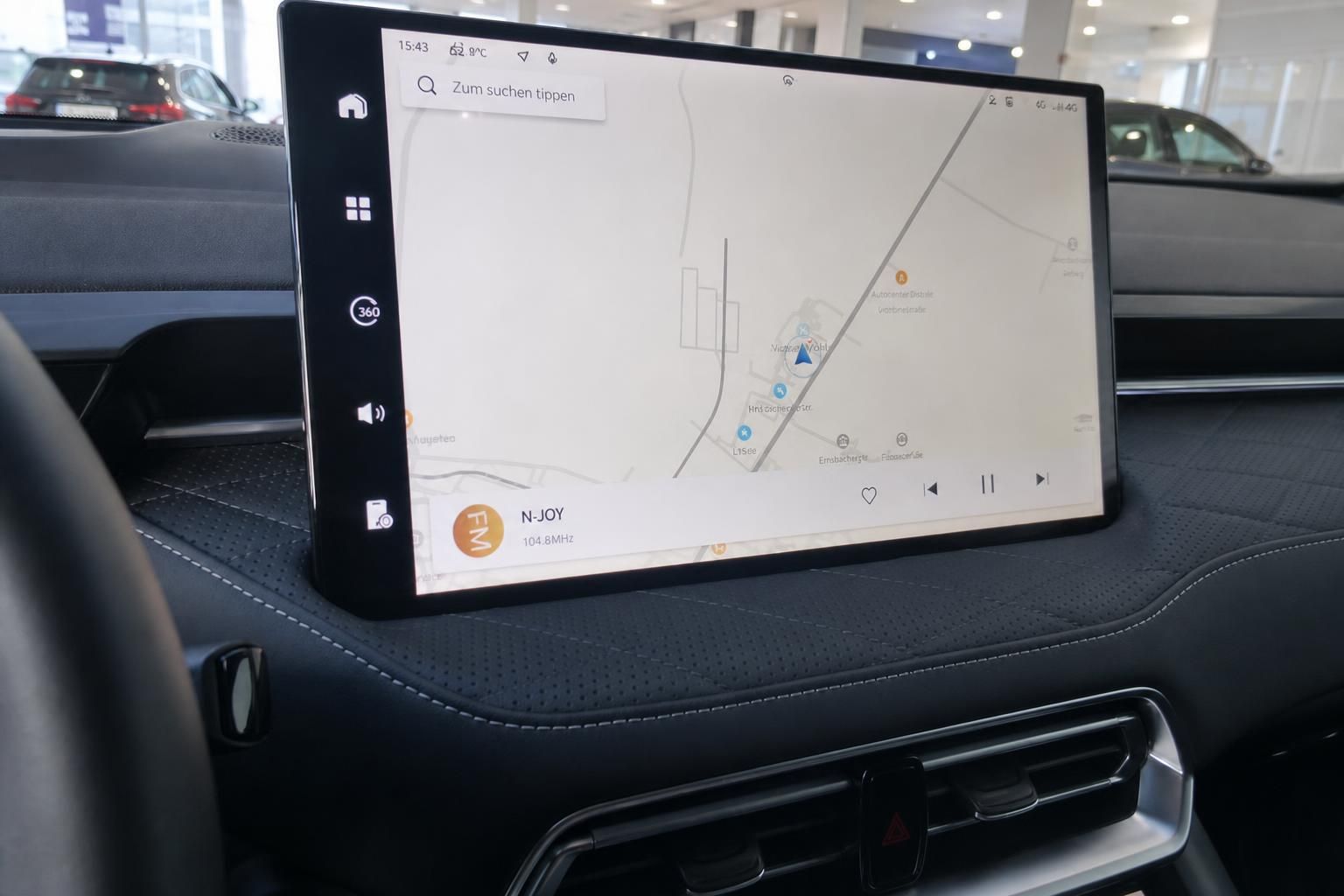 Infotainment-Display mit Navigation im Fahrzeuginnenraum