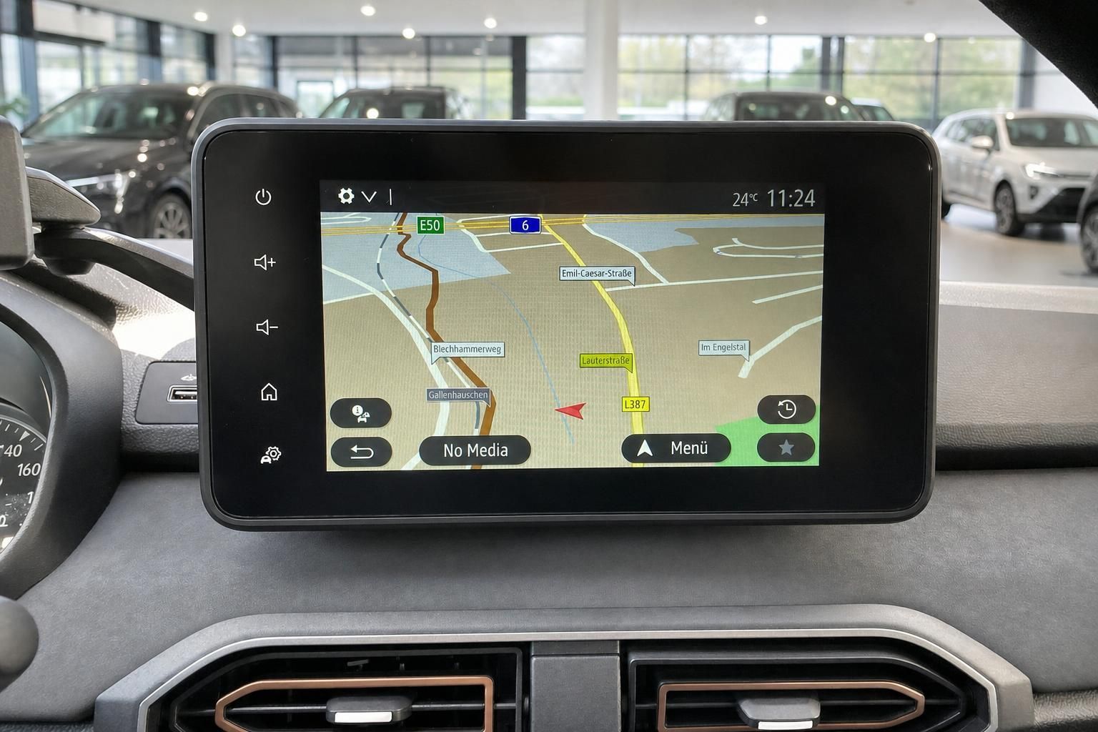 Dacia Navigationssystem mit Kartenansicht im Infotainment-Display