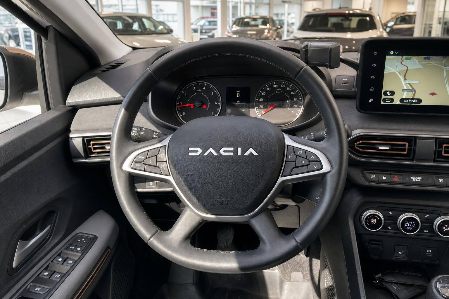 Dacia Lenkrad mit Cockpit und Multimediadisplay im Innenraum