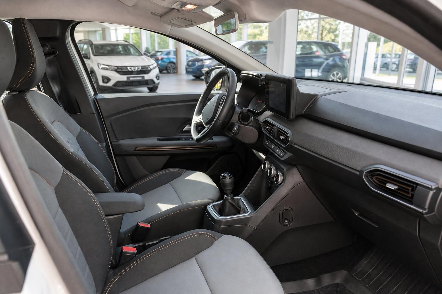 Dacia Innenraum mit Sitzen, Cockpit und Schaltung im Überblick