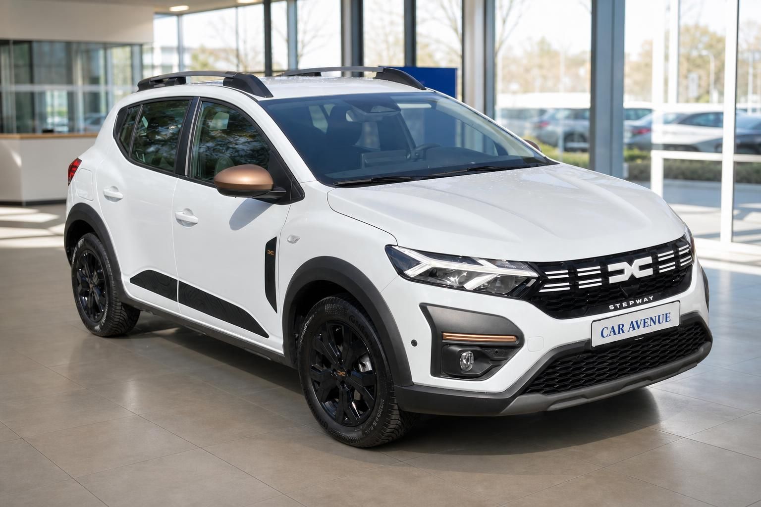 Dacia Sandero Stepway weiß Frontansicht seitlich im Showroom