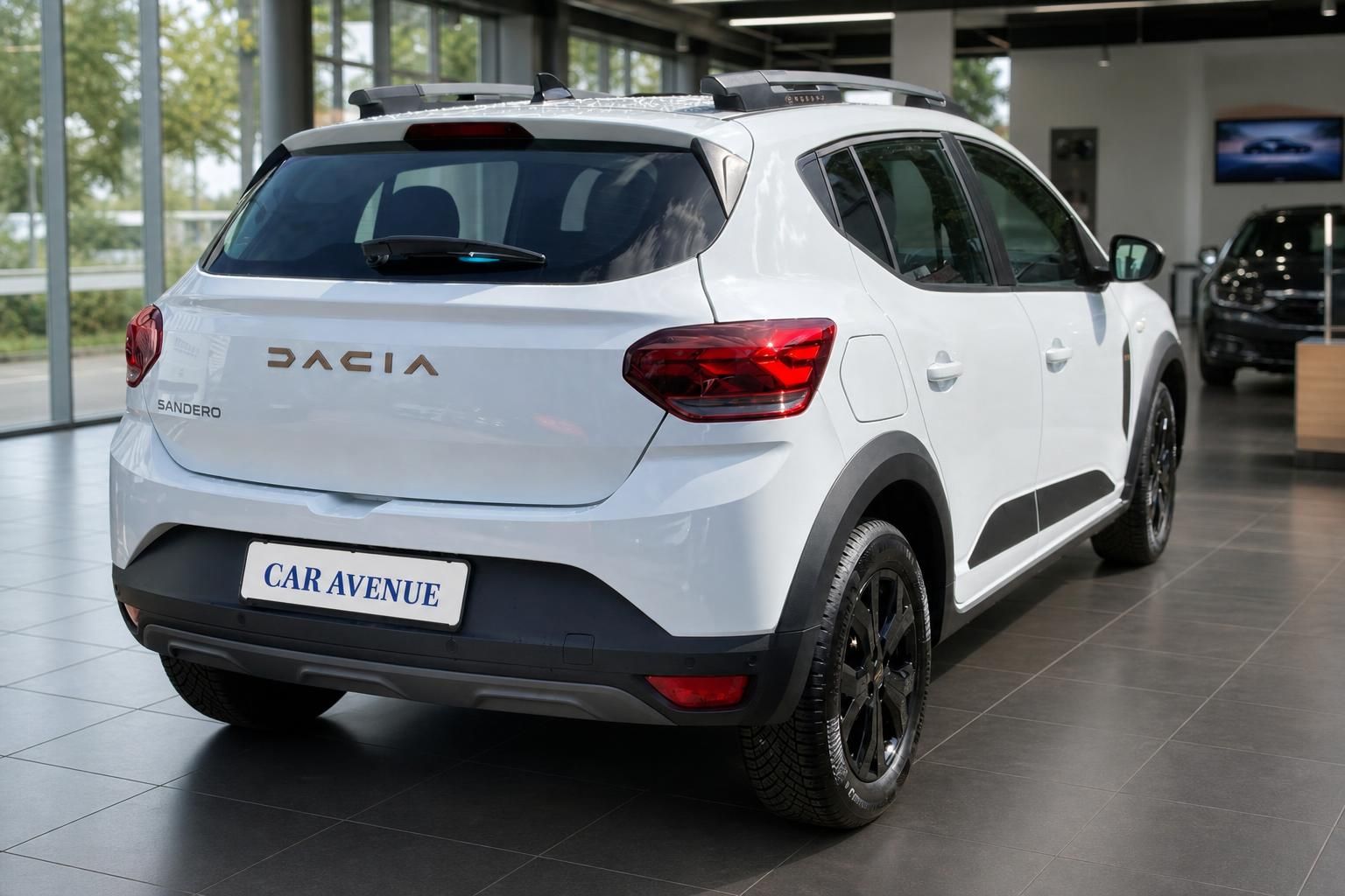 Dacia Sandero weiß Heckansicht mit Dachreling im Autohaus