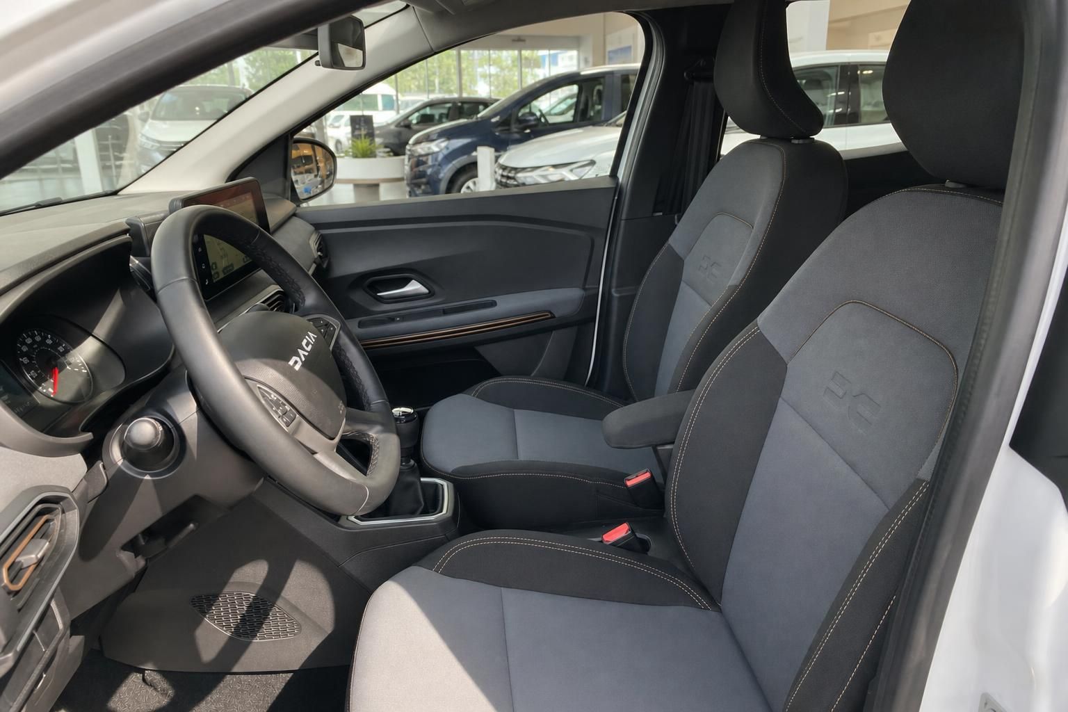 Vordersitze und Cockpit im Dacia mit Lederlenkrad