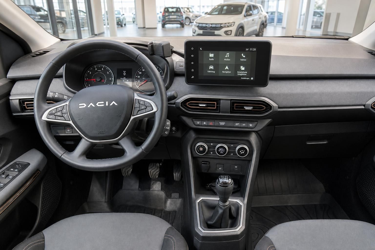 Dacia Cockpit mit Lenkrad, Digitaldisplay und Schaltknauf