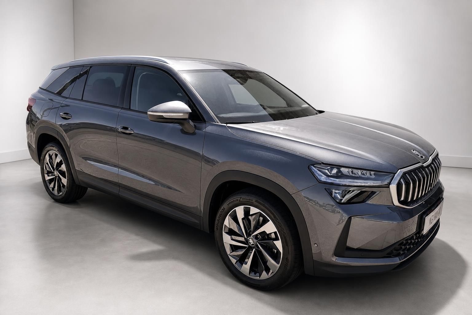 Škoda SUV in Grau, Frontansicht schräg im Studio fotografiert