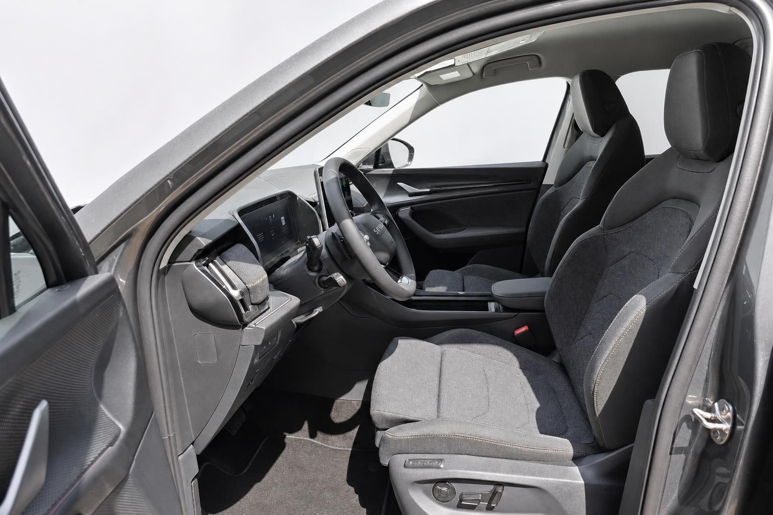 Skoda Innenraum Vordersitze mit Stoffpolster und Cockpit