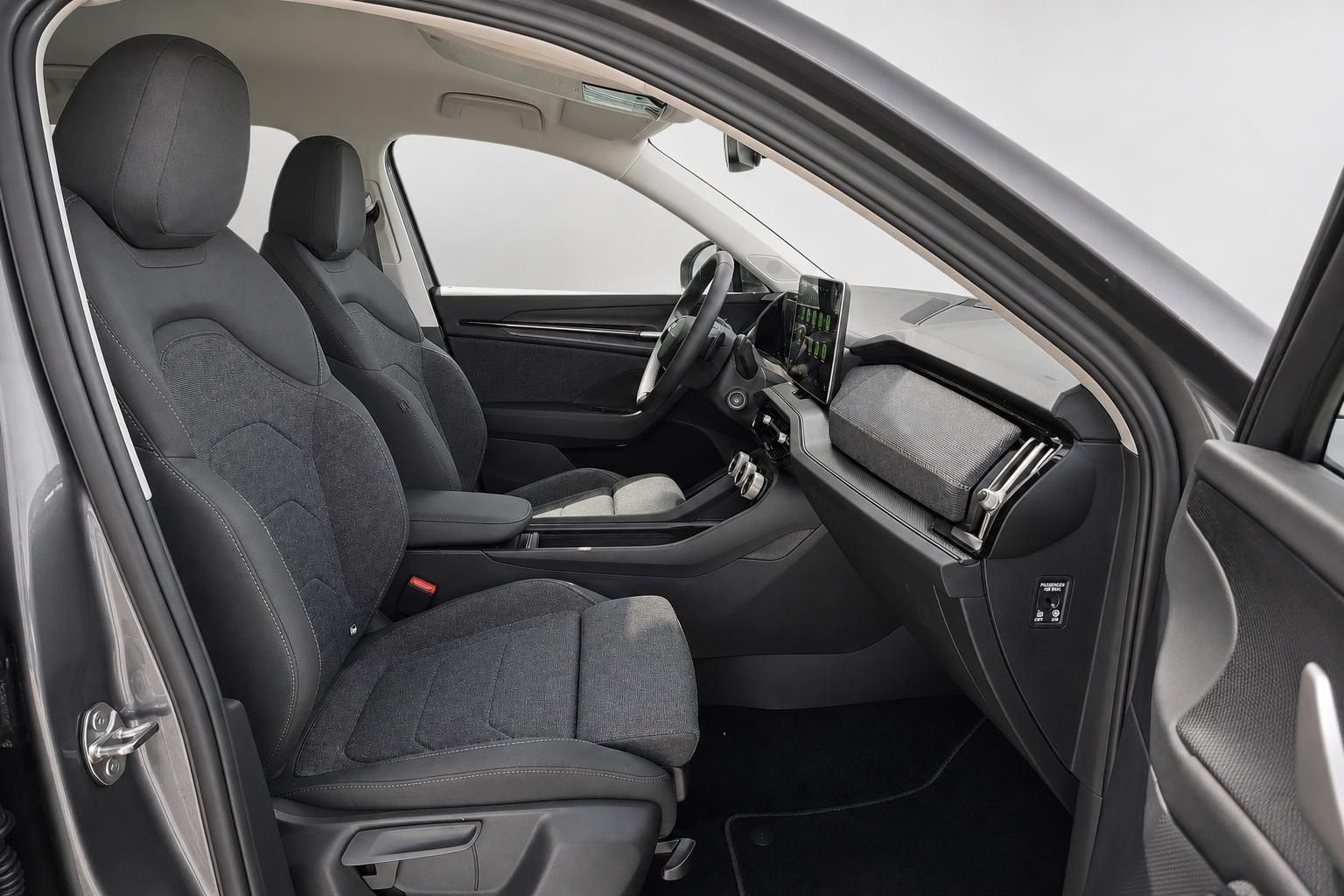 Skoda Fahrzeuginnenraum mit Vordersitzen und Mittelkonsole