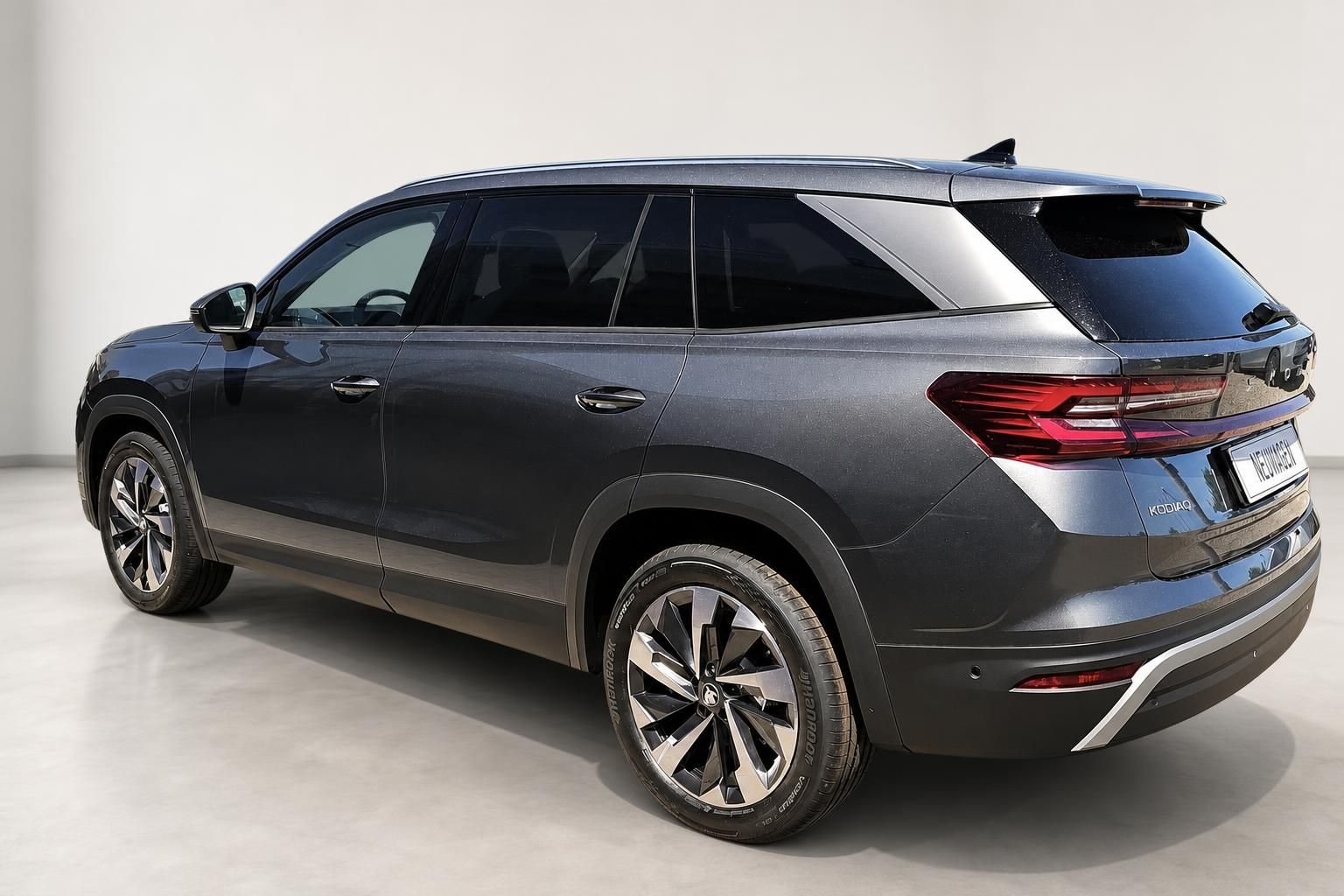 Skoda Kodiaq Heckansicht schraeg in dunkelgrau metallic
