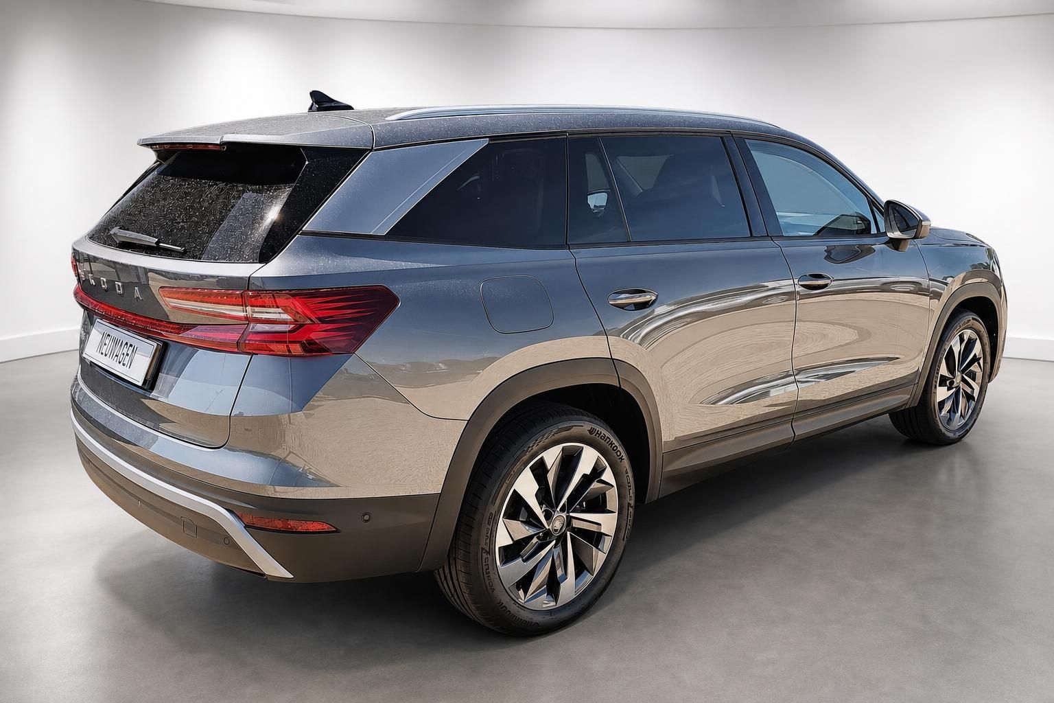 Škoda SUV in Braun-Grau, Heckansicht schräg im Fotostudio