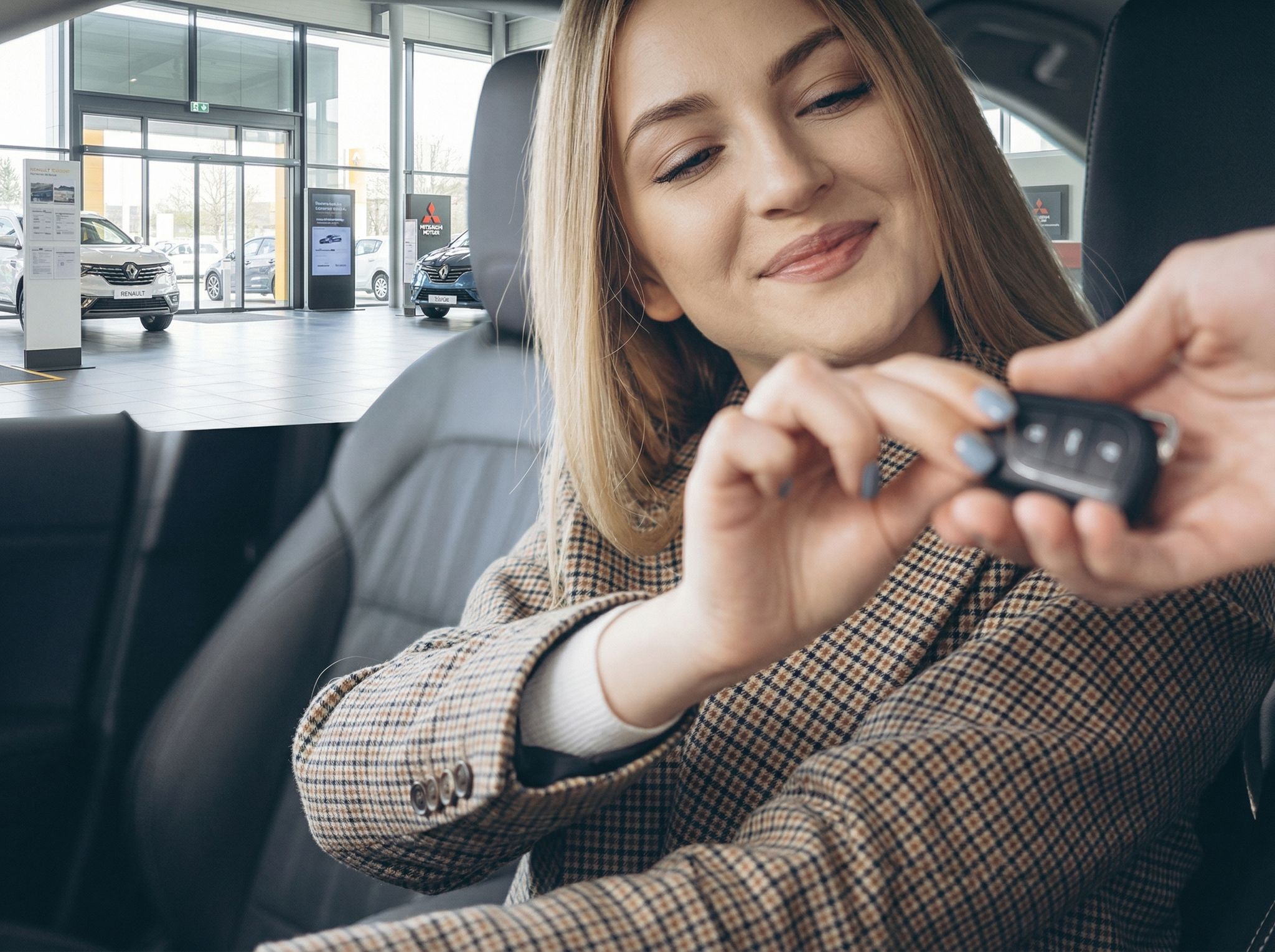 Frau mit Autoschlüssel im Fahrzeug Innenraum