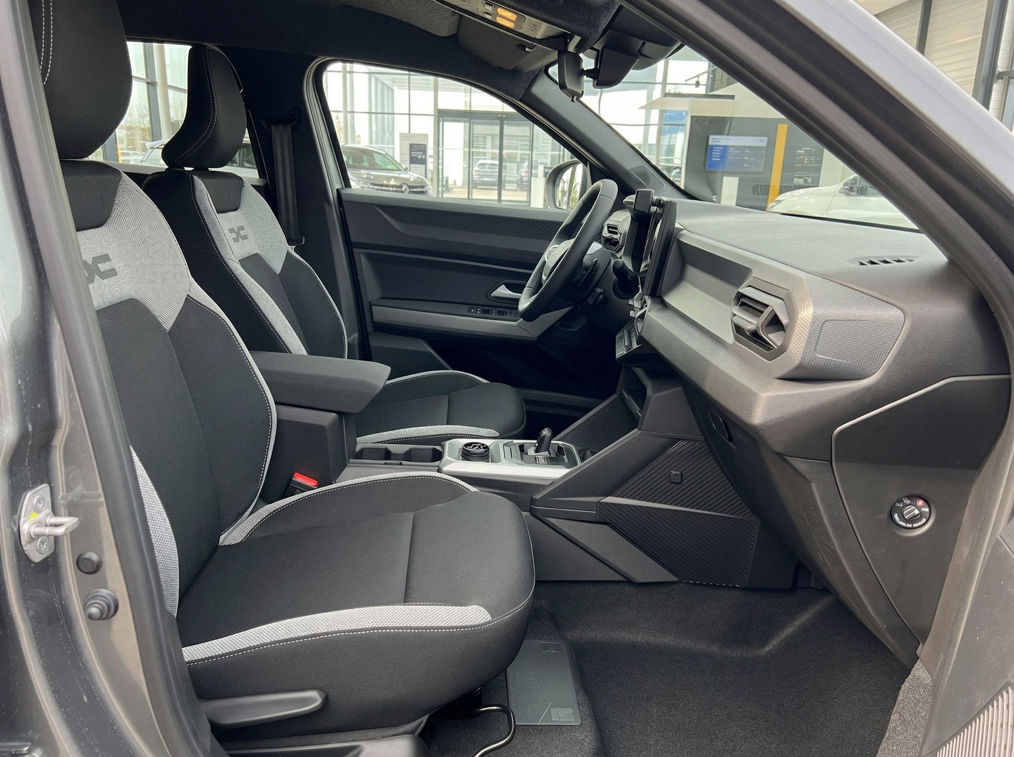 Fahrzeug Innenraum Seitenansicht mit Fahrer- und Beifahrersitz