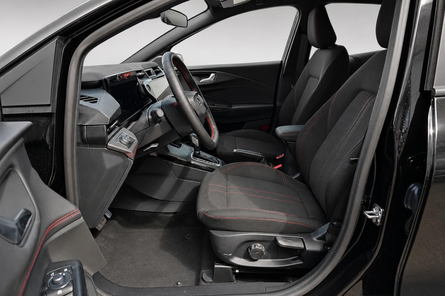Fahrersitz und Cockpit im Ford Puma Innenraum