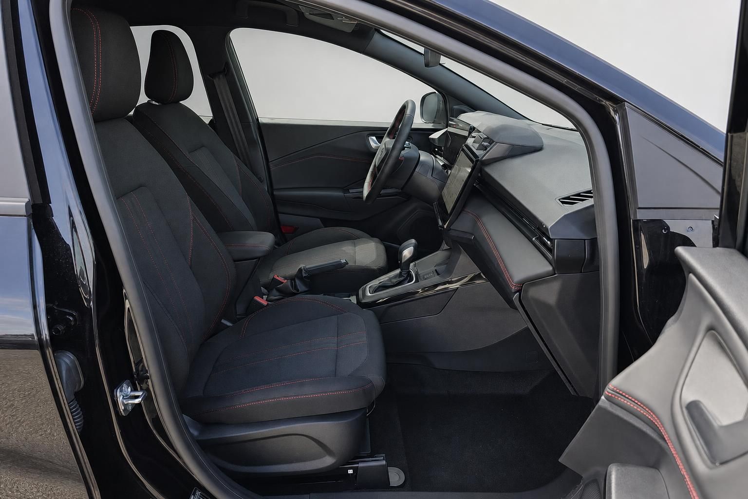 Innenraum Ford Puma mit schwarzen Sitzen und roter Ziernaht