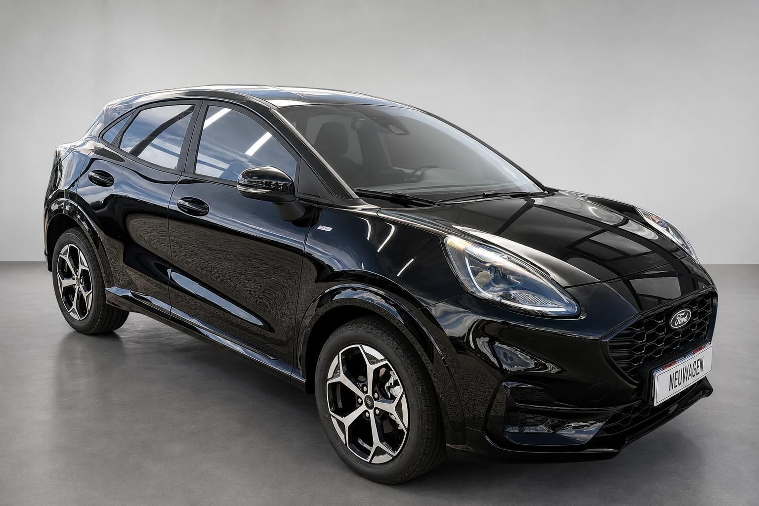 Ford Puma schwarz, Frontansicht schräg im Studio fotografiert