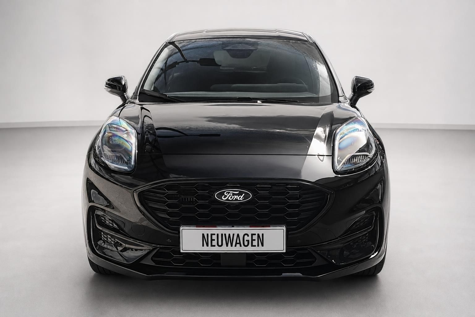 Ford Puma schwarz, Frontansicht mit Kühlergrill und Ford Logo