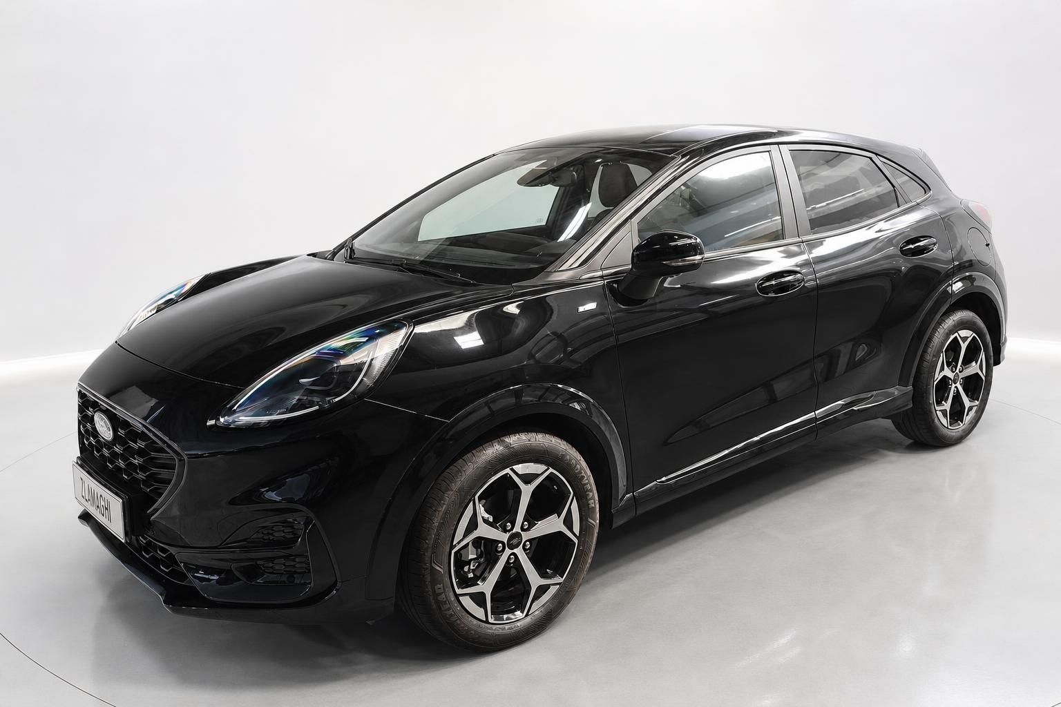 Ford Puma schwarz, Frontansicht schräg im Studio fotografiert