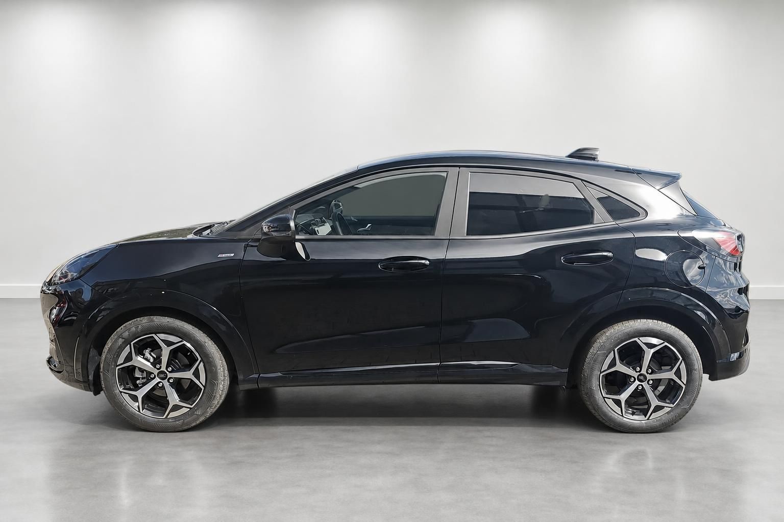Ford Puma schwarz, Seitenansicht mit Leichtmetallfelgen