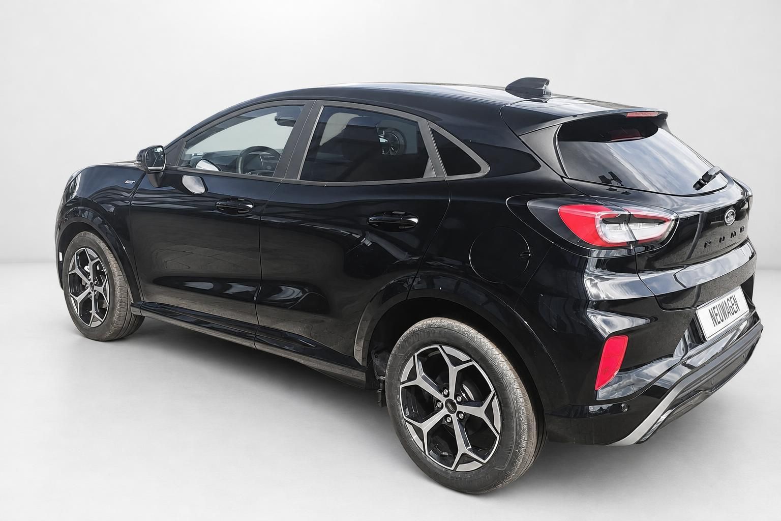 Ford Puma schwarz, Heckansicht schräg mit Rückleuchten