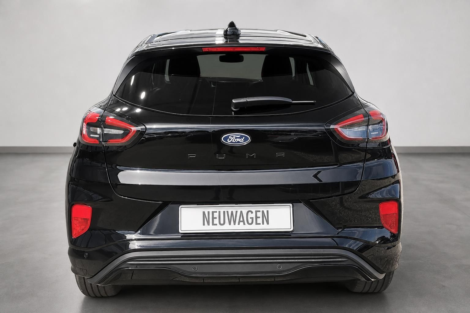 Ford Puma schwarz Heckansicht Neuwagen Studioaufnahme