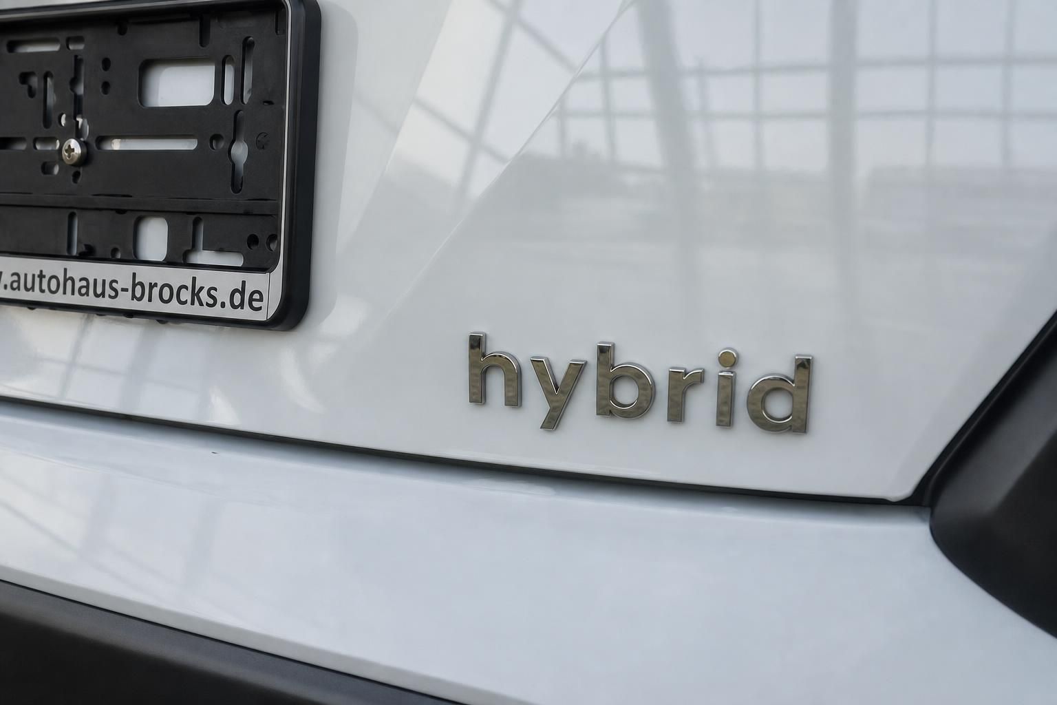 Hyundai Kona Hybrid Schriftzug Heckklappe weiss mit Kennzeichenhalter Autohaus Brocks