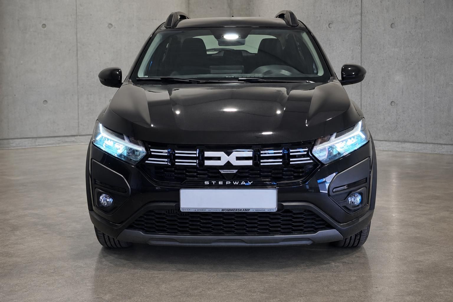 Dacia Sandero Stepway schwarz Frontansicht mit LED-Scheinwerfern