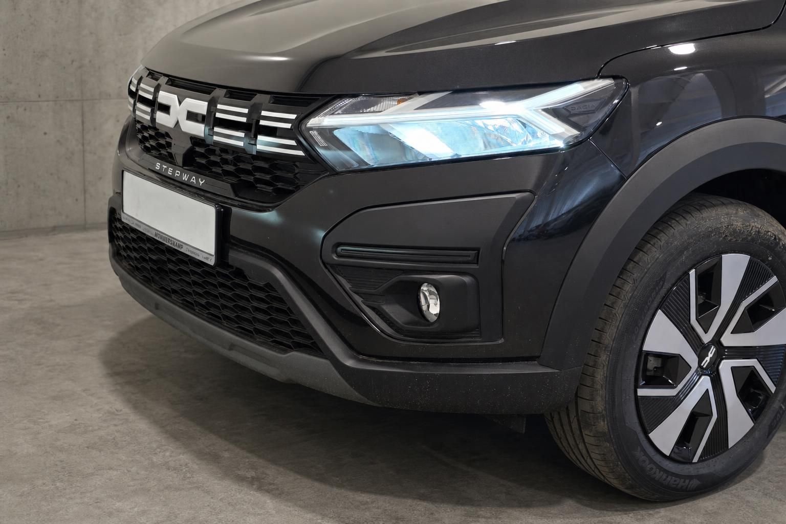 Dacia Sandero Stepway Frontstoßstange und Scheinwerfer Detail