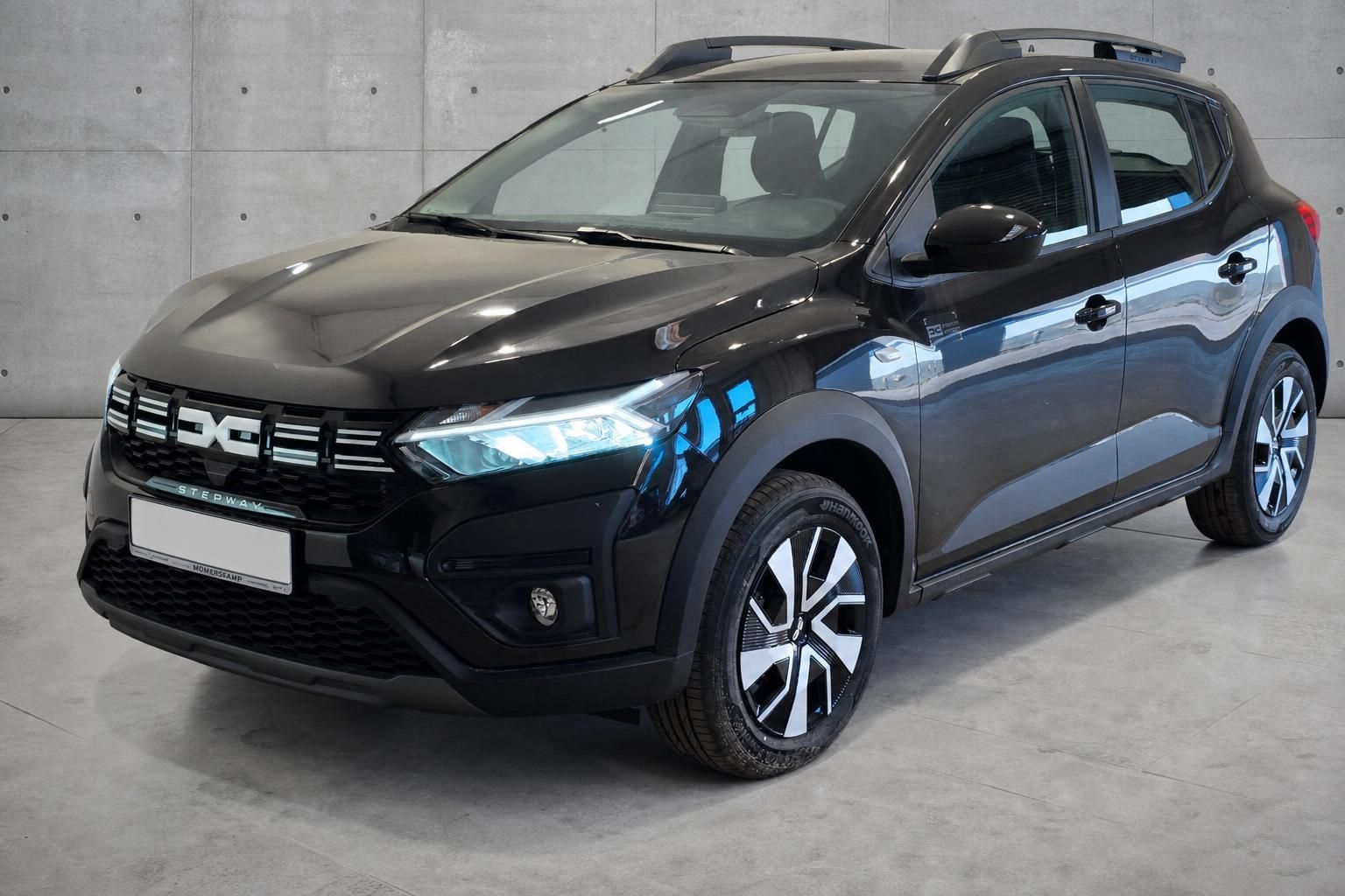 Dacia Sandero Stepway schwarz – Frontansicht seitlich im Studio