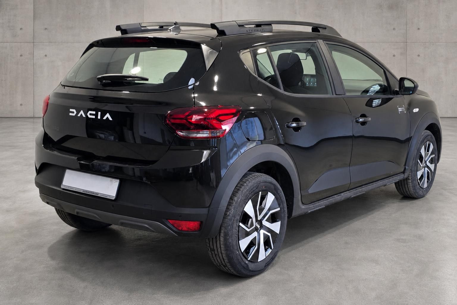 Dacia Sandero Stepway schwarz – Heckansicht mit Dachreling