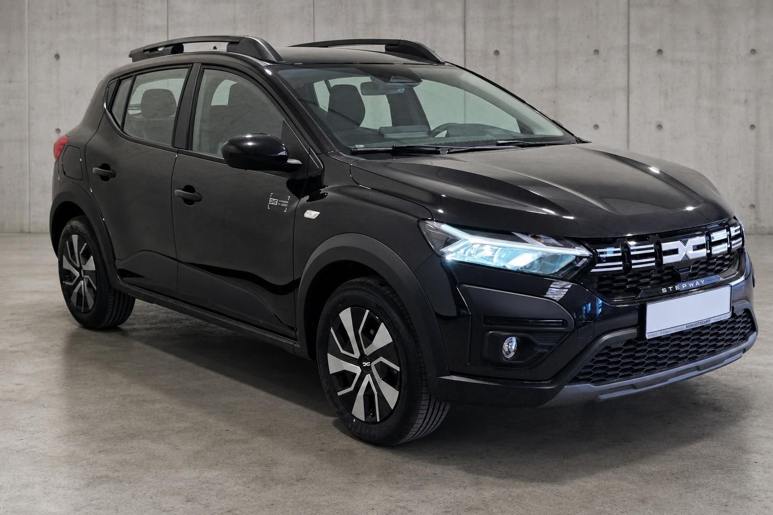 Dacia Sandero Stepway schwarz – Frontansicht mit LED-Scheinwerfern
