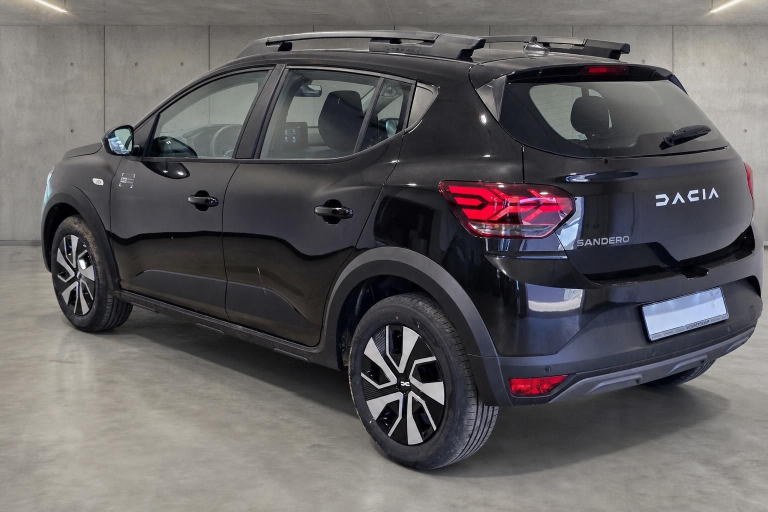 Dacia Sandero Stepway schwarz – Heckansicht seitlich mit Alufelgen