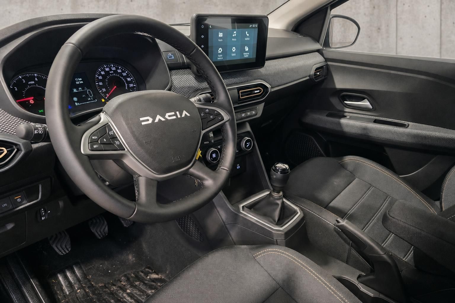 Dacia Innenraum mit Lenkrad, Cockpit und Touchscreen-Infotainment