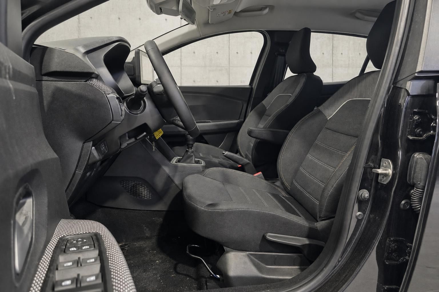 Dacia Vordersitze mit Blick auf Schaltung und Cockpit von der Fahrertür