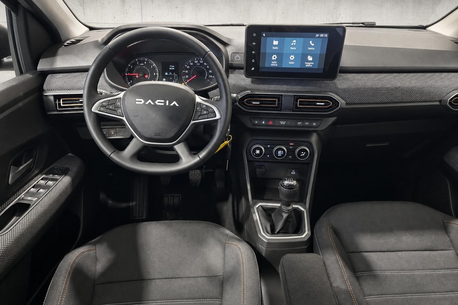 Dacia Cockpit mit Lenkrad, Tacho und Infotainment-Display im Detail