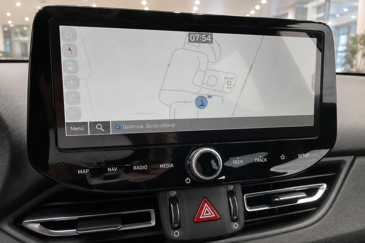 Navigationssystem mit Karte - Infotainment Display im Auto