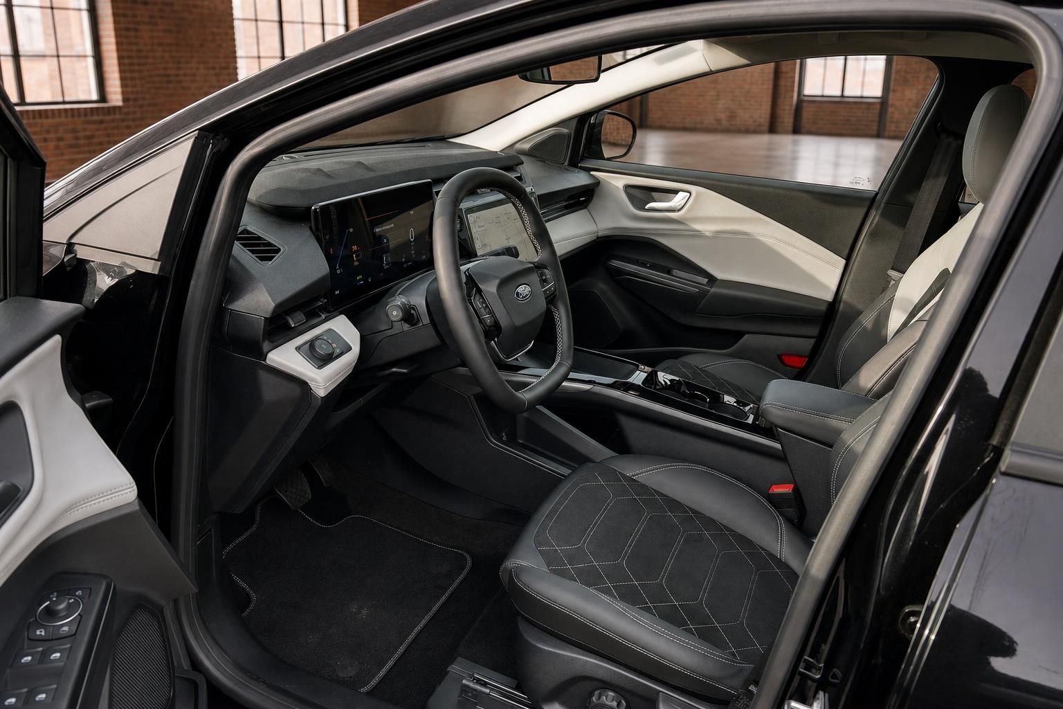 Ford Puma Innenraum mit Lenkrad, Touchscreen, Ledersitzen und modernem Cockpit