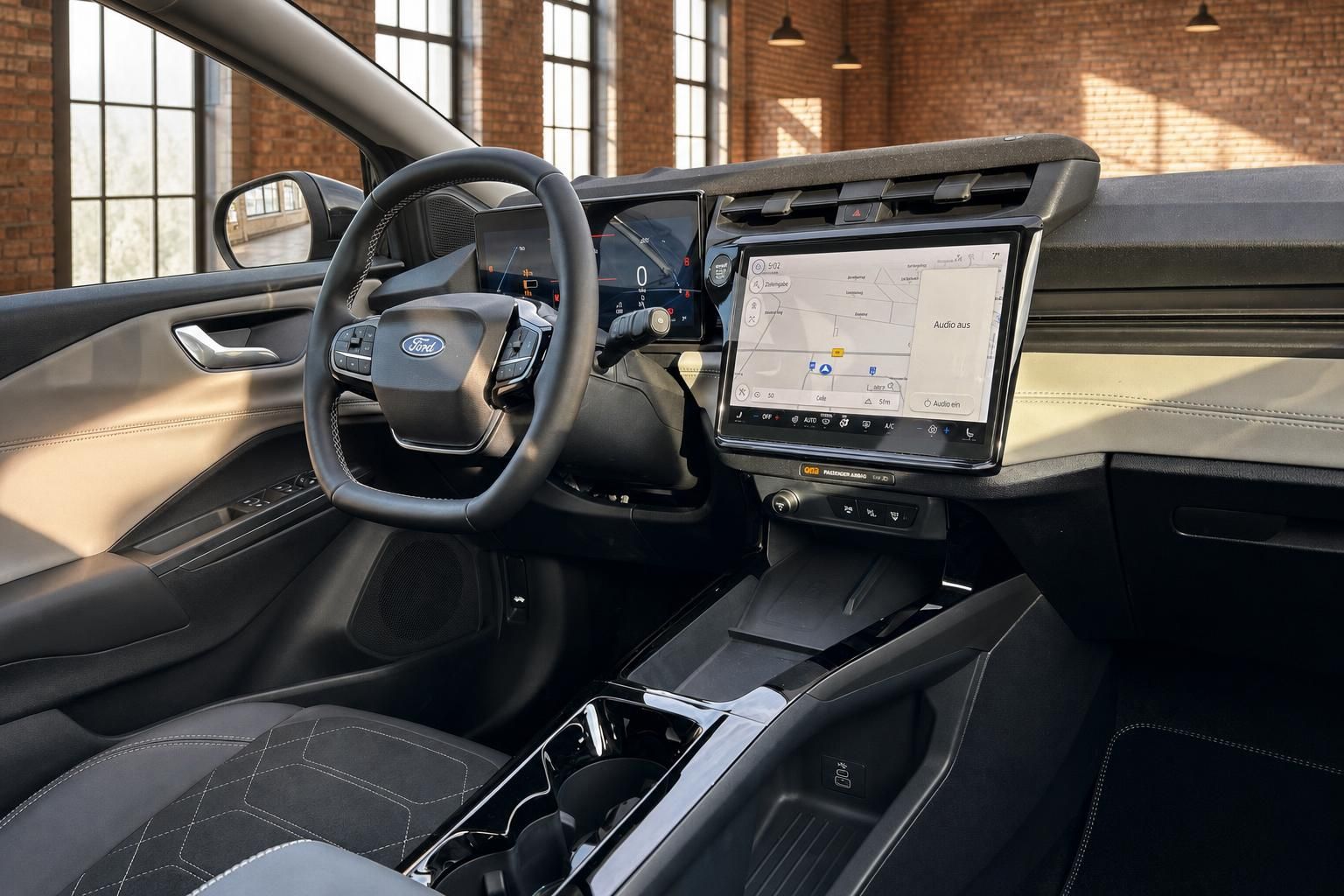Ford Cockpit mit Lenkrad, digitalem Tachodisplay und großem Touchscreen-Navigationssystem
