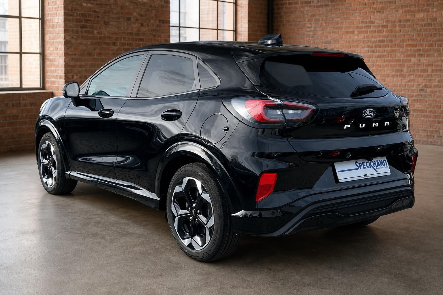 Ford Puma schwarz Heckansicht schräg links – schwarze Leichtmetallfelgen und Speckhahn Kennzeichenhalter