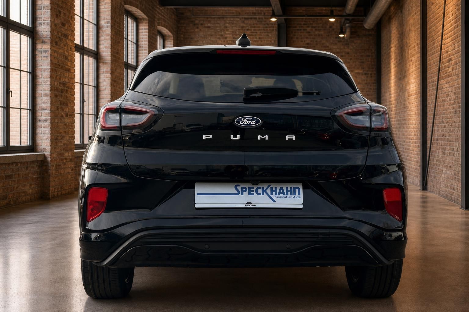 Ford Puma schwarz direkte Heckansicht – LED-Rückleuchten und Modellschriftzug PUMA