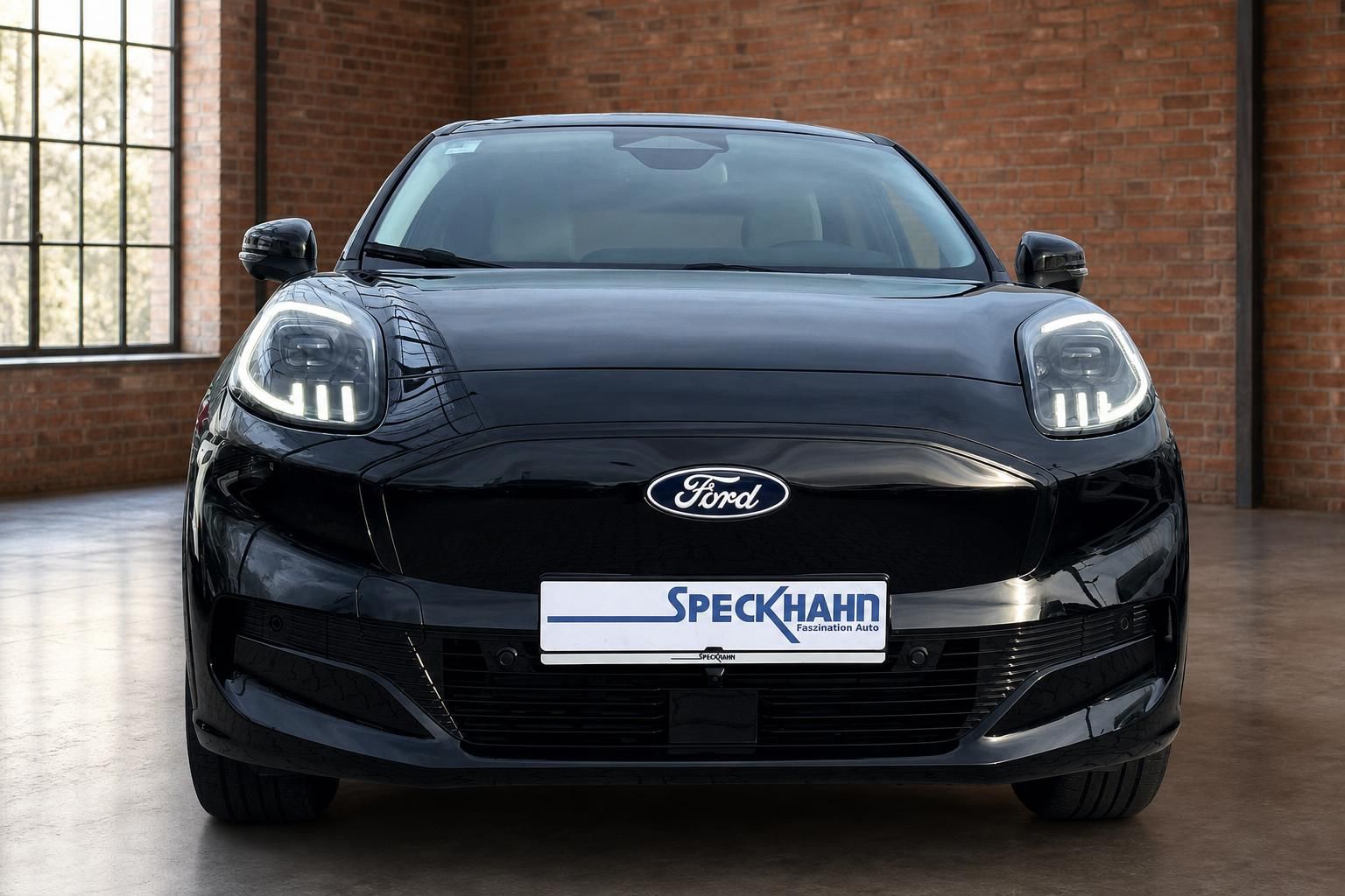 Ford Puma schwarz Frontansicht mit LED-Scheinwerfern im Autohaus Speckhahn