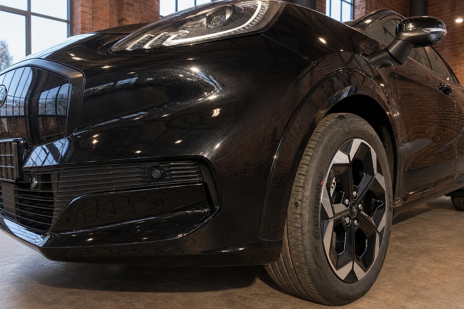 Ford Puma schwarz Detailansicht Frontpartie mit Leichtmetallfelge und LED-Scheinwerfer