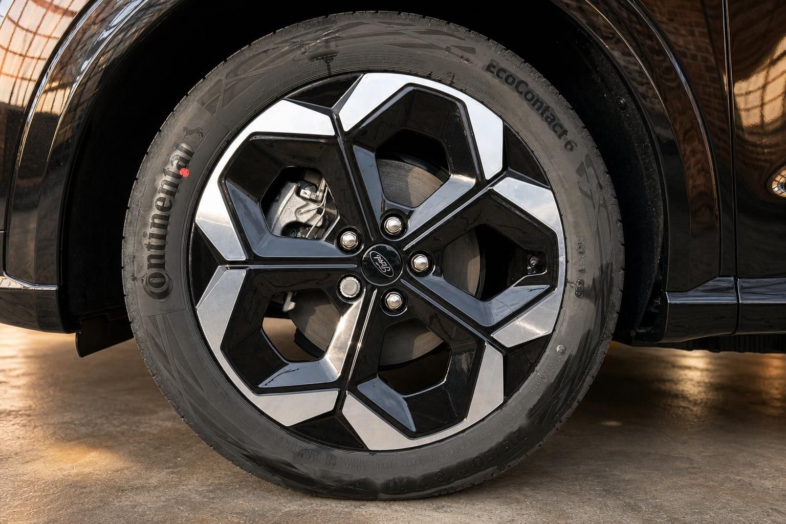 Ford Puma schwarze Leichtmetallfelge mit Continental EcoContact 6 Reifen Detailansicht