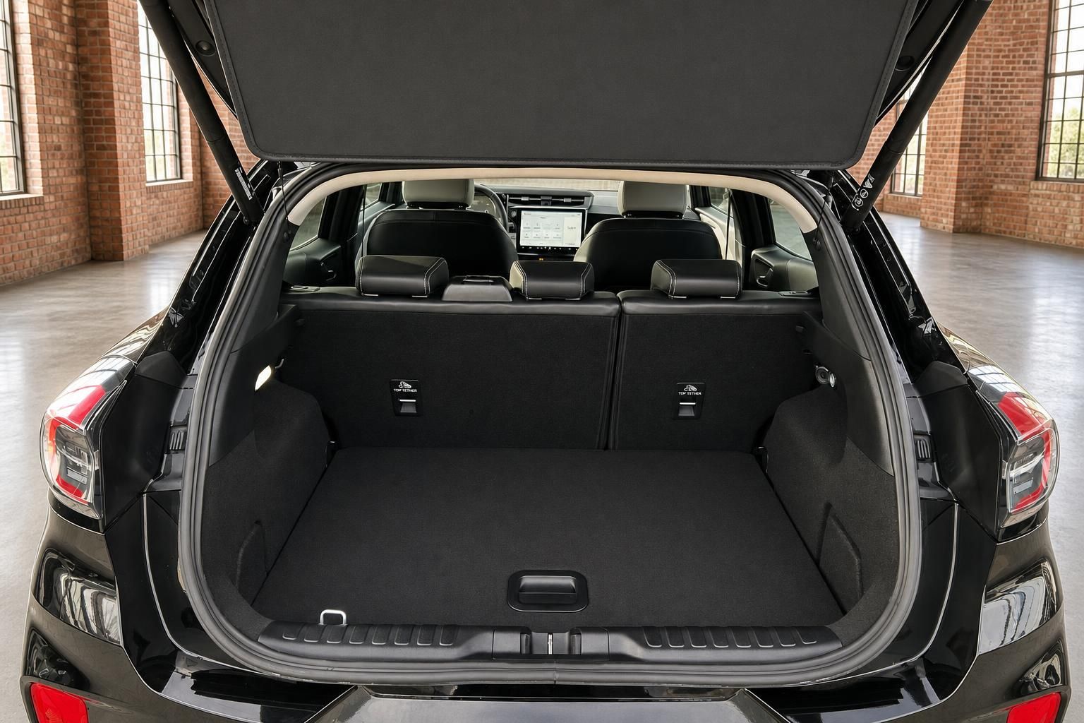 Ford Puma Kofferraum geöffnet mit großem Ladevolumen und Blick auf Innenraum