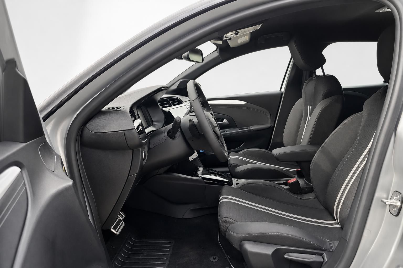 Vordersitze und Cockpit im Opel Corsa, Blick durch Fahrertür