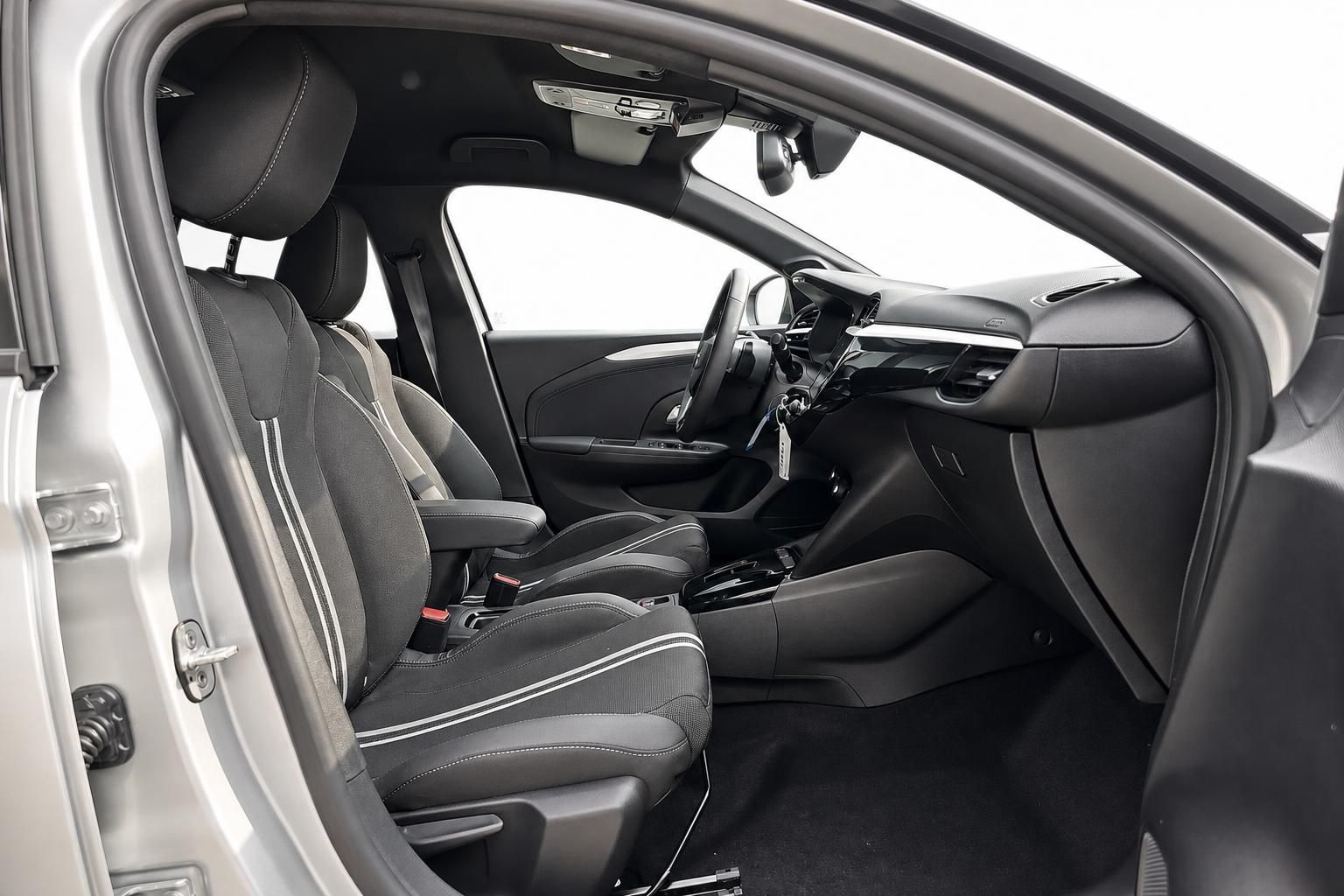 Opel Corsa Innenraum, Blick auf Vordersitze und Cockpit